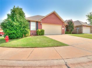 8 S Ridge Pointe Dr, Edmond, OK 73034