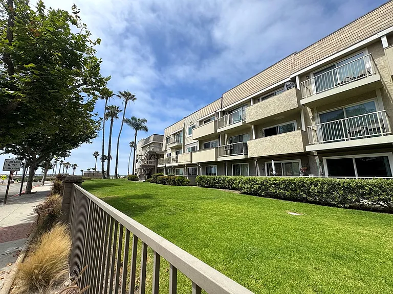 390 E Surfside Dr — Photo 1