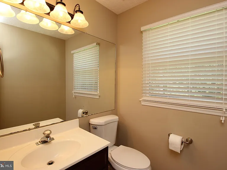 66 Larkwood Ct — Photo 16