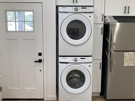 3rd image of 543 N Oakland Ave #4