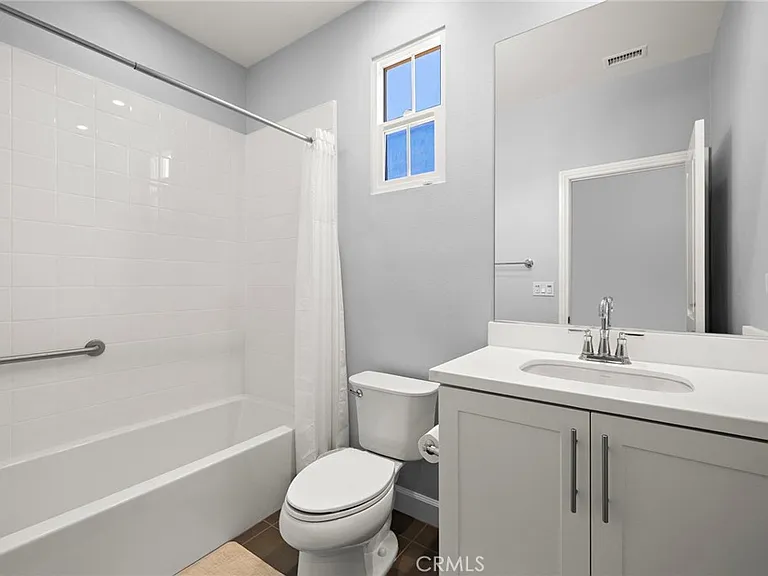 72 Henson — Photo 17