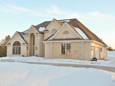 8249 W Hillview Dr, Mequon, WI, 53097