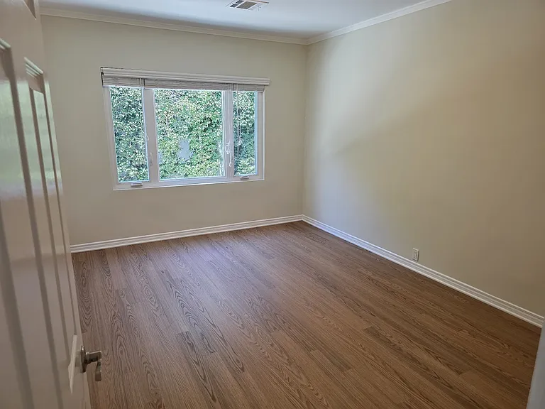 153 S Swall Dr — Photo 16