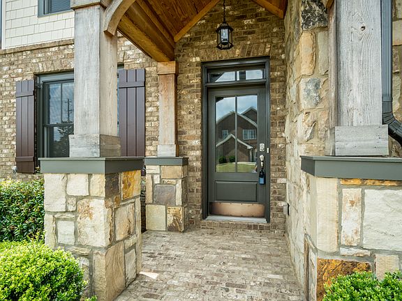 4th image of 200 Briar Hollow Ln