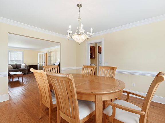 5th image of 400 Fairington Dr