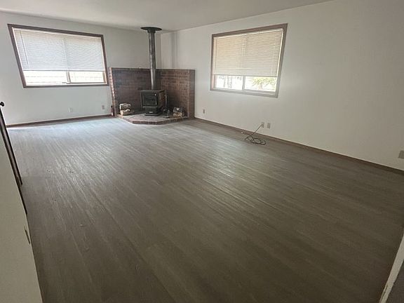 4th image of 4 Wolf Ln #57246