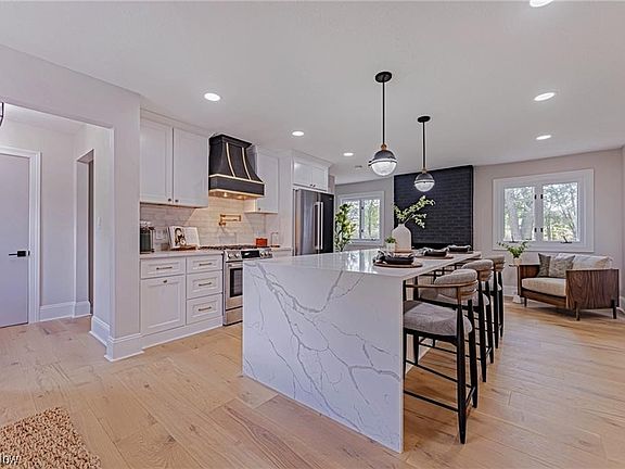4th image of 869 S Parkview Dr