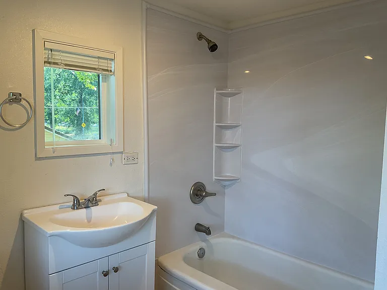 660 Vallombrosa Ave #B — Photo 6