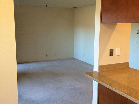 4th image of 585 Kelly St APT D