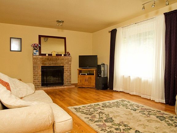 3rd image of 26312 Edgewater Pl NW