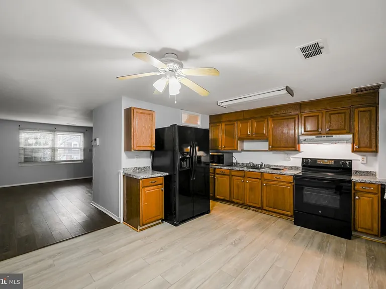 1610 Wentworth Ave — Photo 13