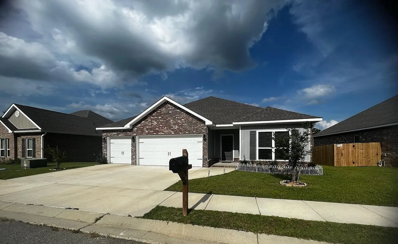 4 bed, 2304 sqft, $2,400 — Photo 1