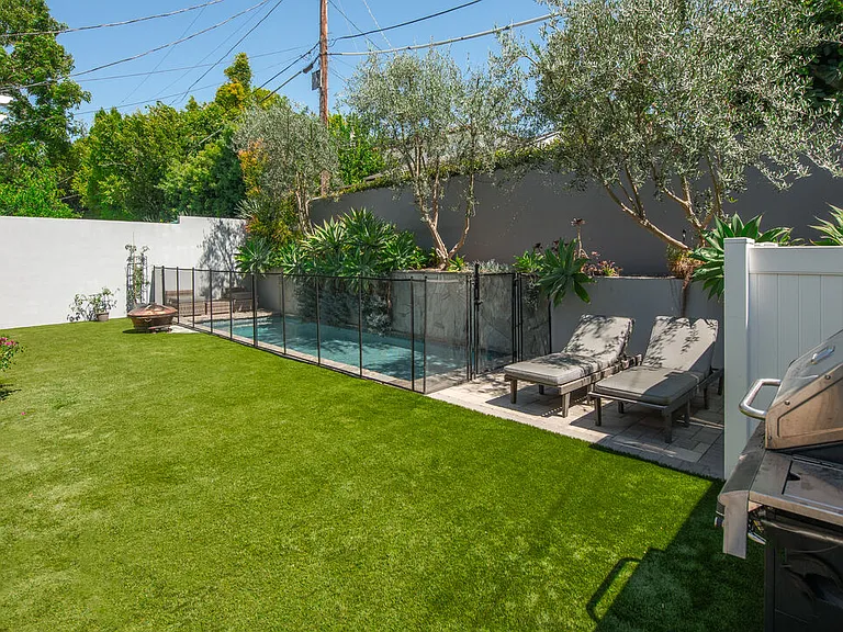 12142 Hollyglen Pl — Photo 42