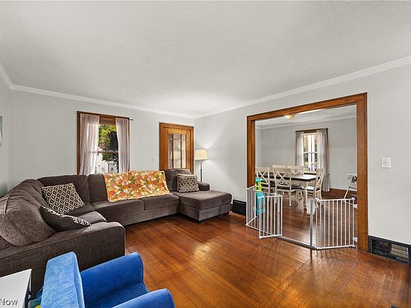 4th image of 166 Logan St