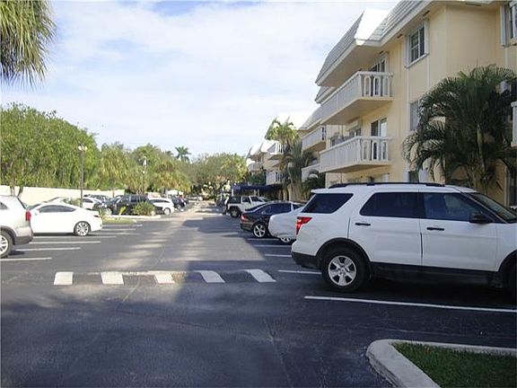 5th image of 100 Edgewater Dr APT 338