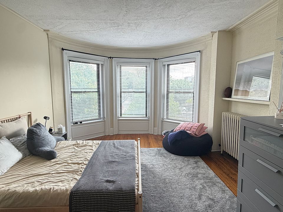 1st image of 914 Beacon St APT 3