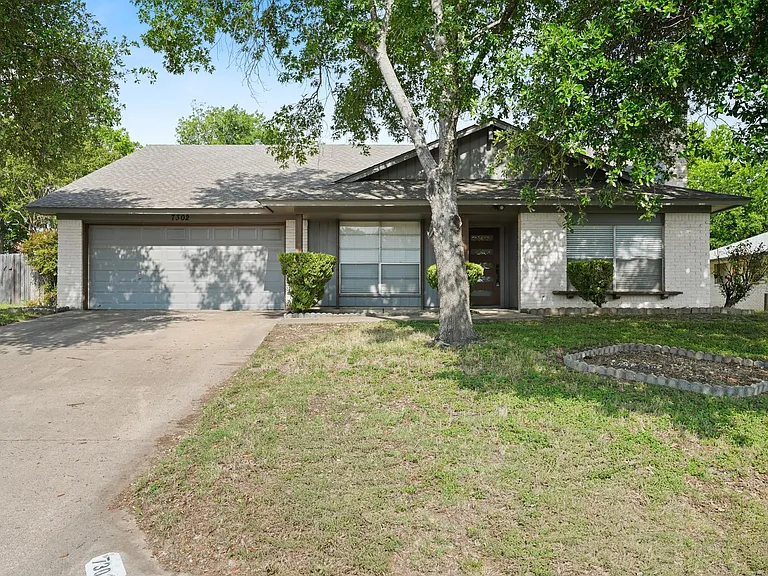7302 Sevilla Dr — Photo 2