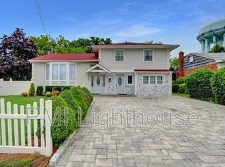 257 Center St, Williston Park, NY 11596