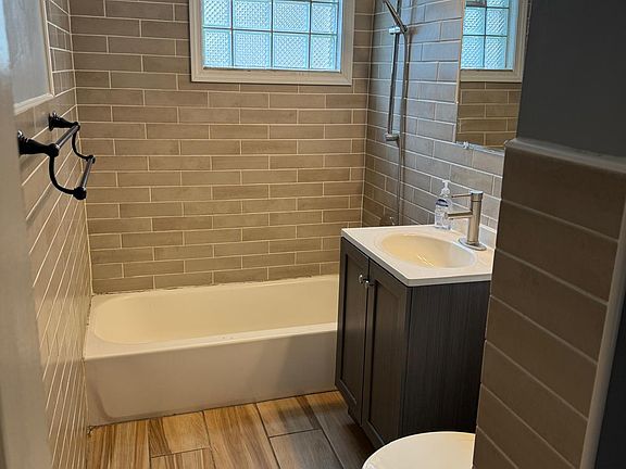 4th image of 214 Chicago Ave #2
