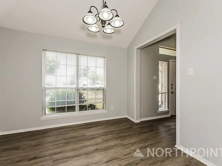 404 Derby Ln — Photo 4