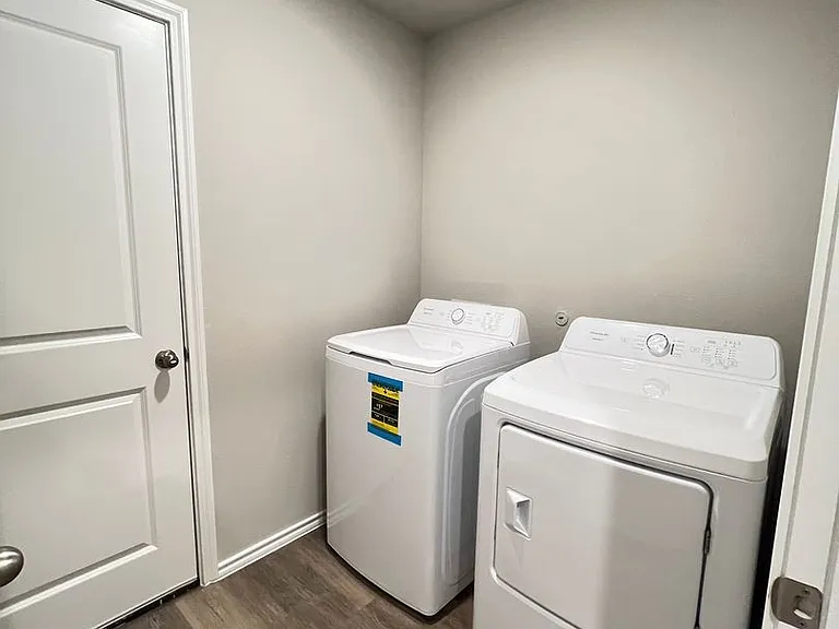 5557 Rollins Dr — Photo 20