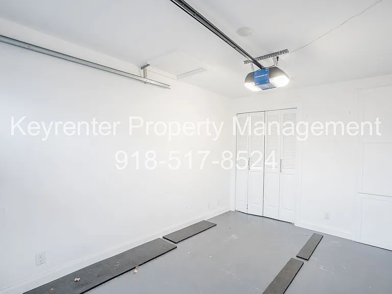 2323 E 13th St — Photo 22