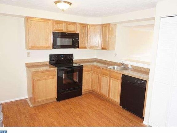 4th image of 9 Dorchester Cir