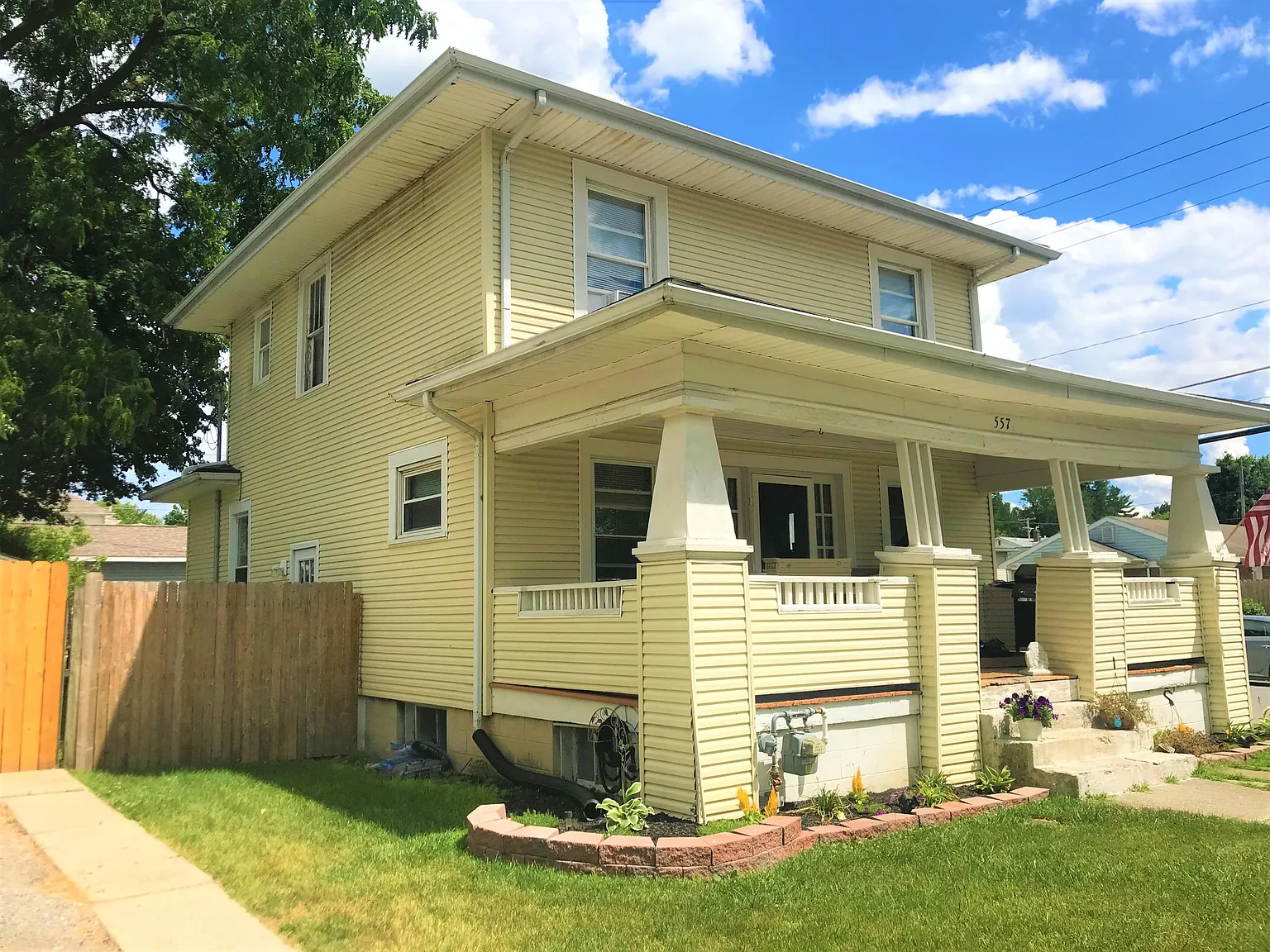 557 S Madriver St photo 1