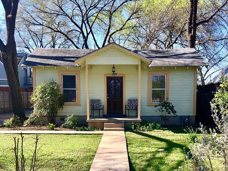 Street View. Pretty yard and porch.