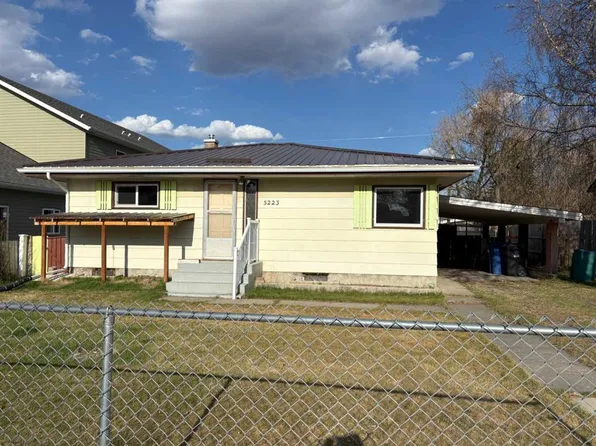 5223 W 49th St, Rocky Mountain House, AB T4T 1G6