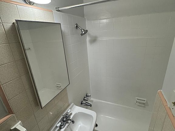 5th image of 4220 Noyes St APT 4