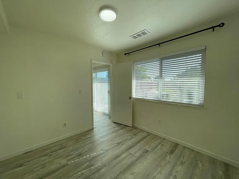 1362 E Oak Ave — Photo 7