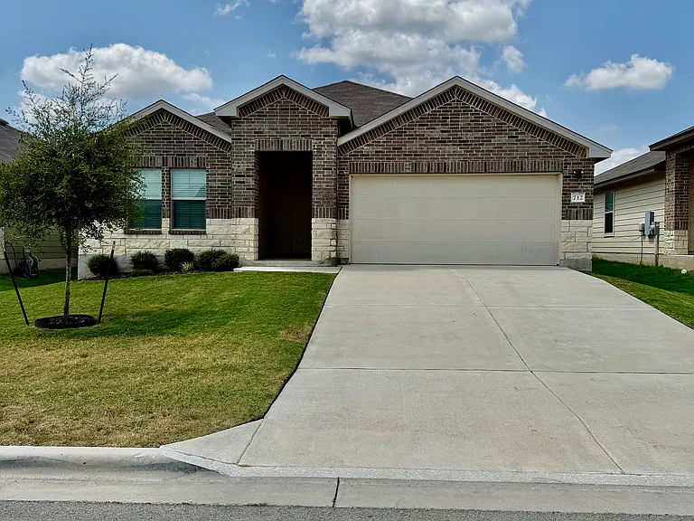 712 Taggart Trl — Photo 1