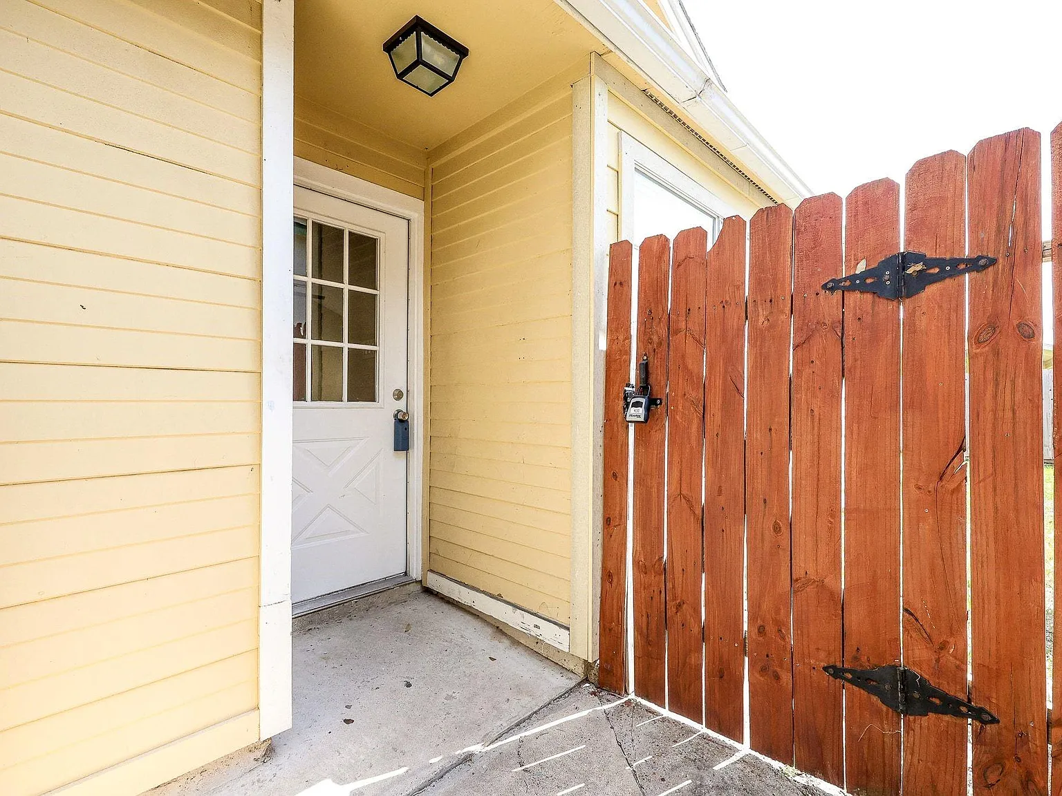 3 bed, 2.0 bath, 1042 sqft, $1,550 — Photo 3