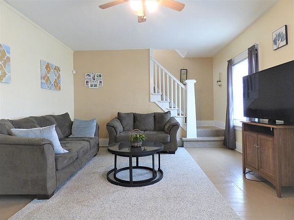 3rd image of 165 Curtis Ct