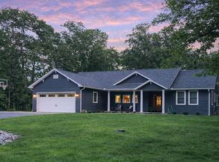 15060 Lakepoint Dr, Benton, IL 62812