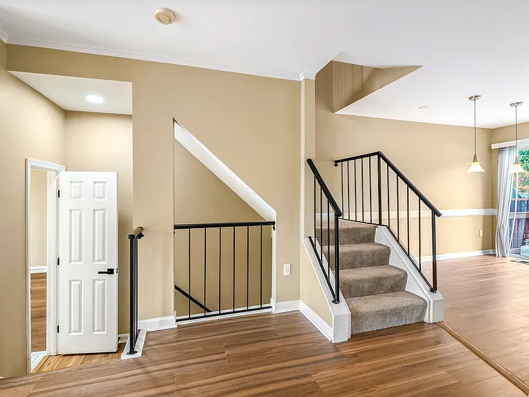 20206 Foothill Ter — Photo 16