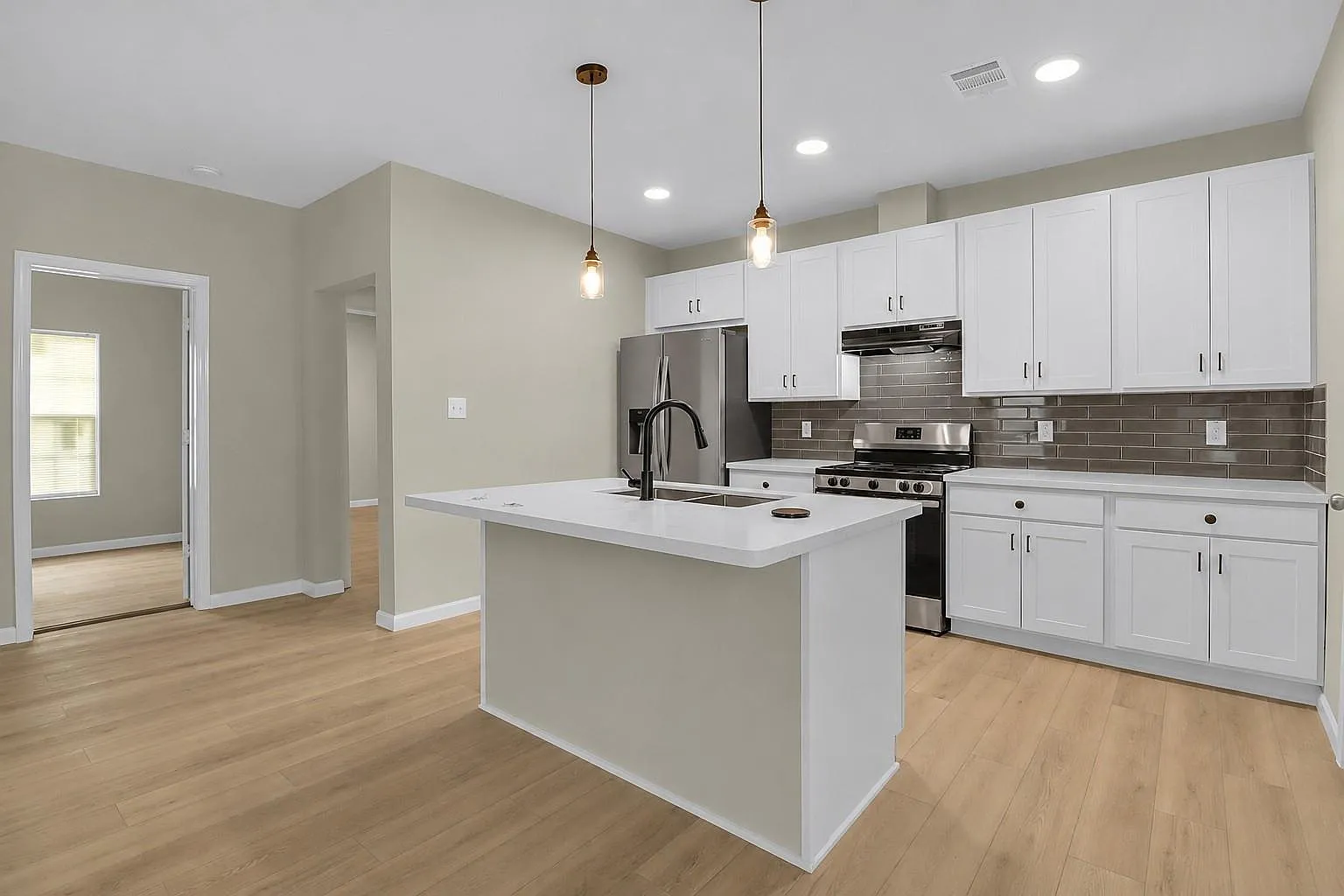 4 bed, 2.0 bath, 1648 sqft, $2,100 — Photo 2