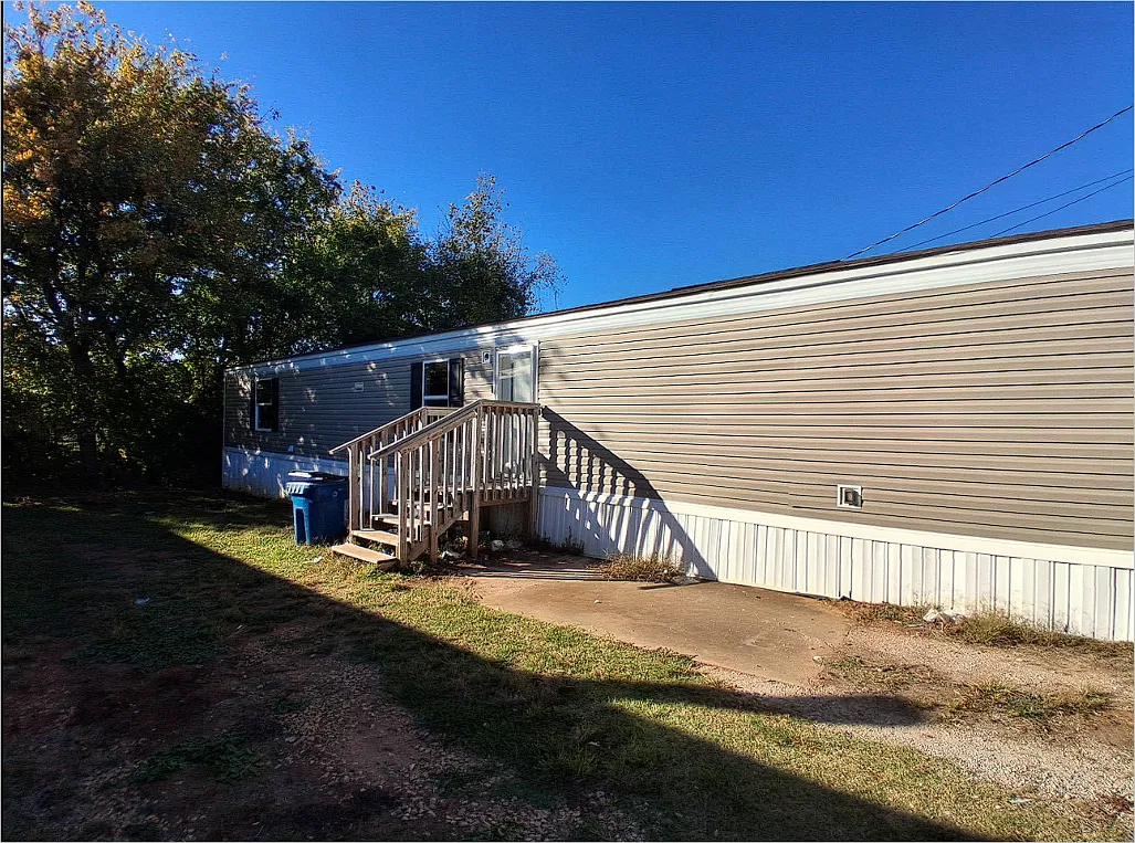 3 bed, 924 sqft, $900 — Photo 1
