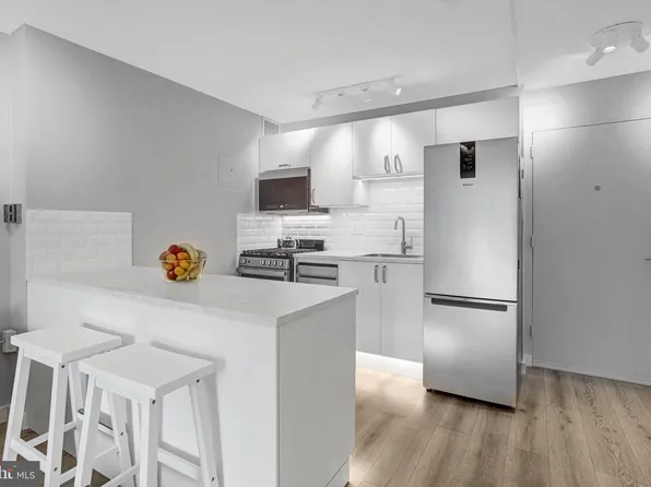2500 N Van Dorn St APT 320, Alexandria, VA 22302