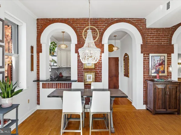 8 Academy Ct, Pennington, NJ 08534