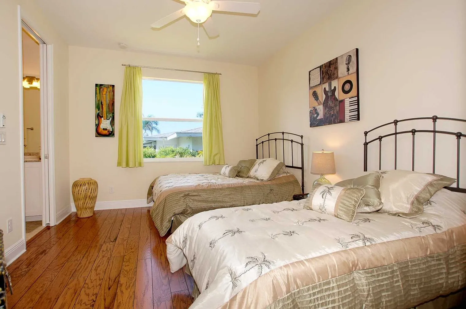 4 bed, 3.0 bath, 2690 sqft, $5,820 — Photo 4