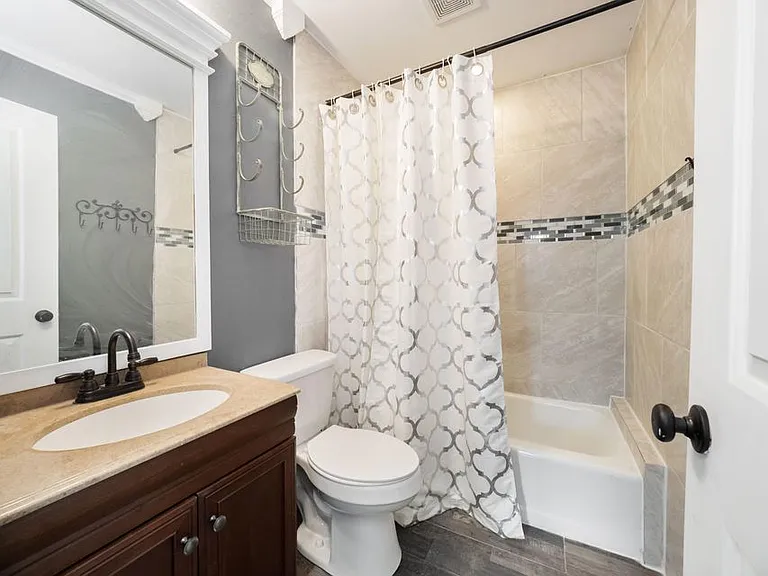 700 N Gladys St — Photo 20