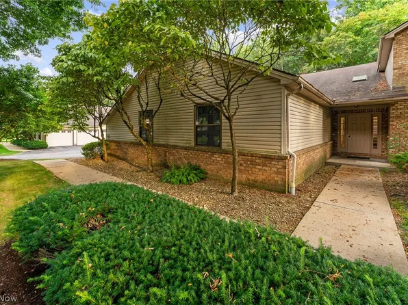 1339 Fox Run Dr, Youngstown, OH 44512