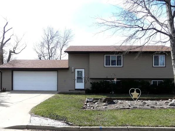 217 W Center Ave, Lennox, SD 57039