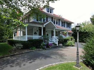 8 Highland Pl, Sea Cliff, NY 11579