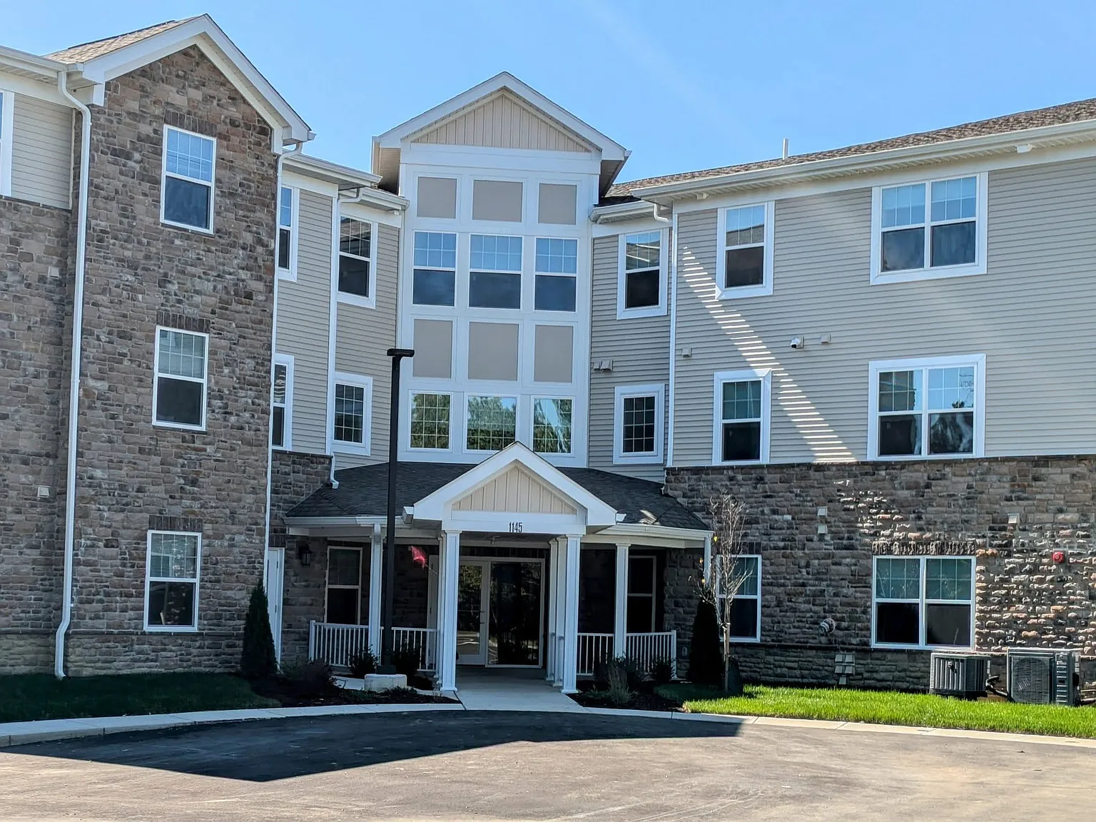 2 bed, 878 sqft, $1,149 — Photo 1