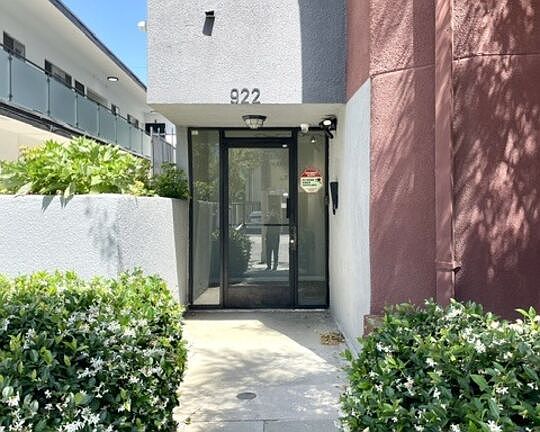 3rd image of 922 N Hudson Ave APT 10
