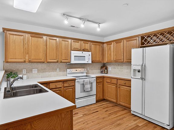 5th image of 334 Springfork Dr
