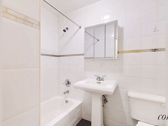 3rd image of 546 W 50th St #B5fe